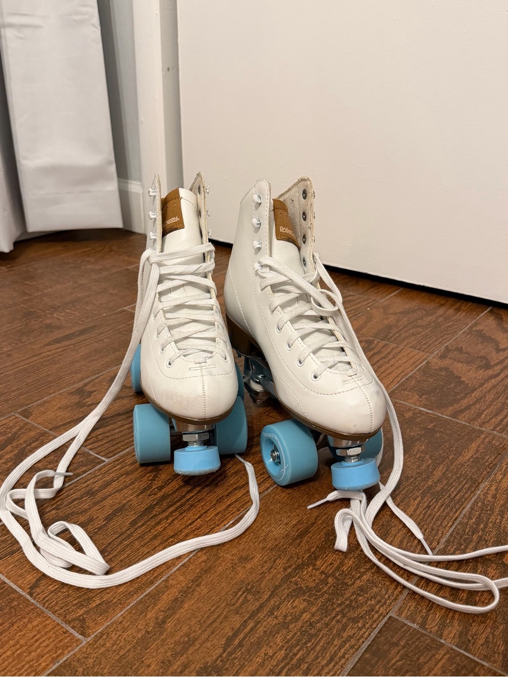 White Roller Skates with Light Blue Wheels Classic High-Top Design - Size 9
